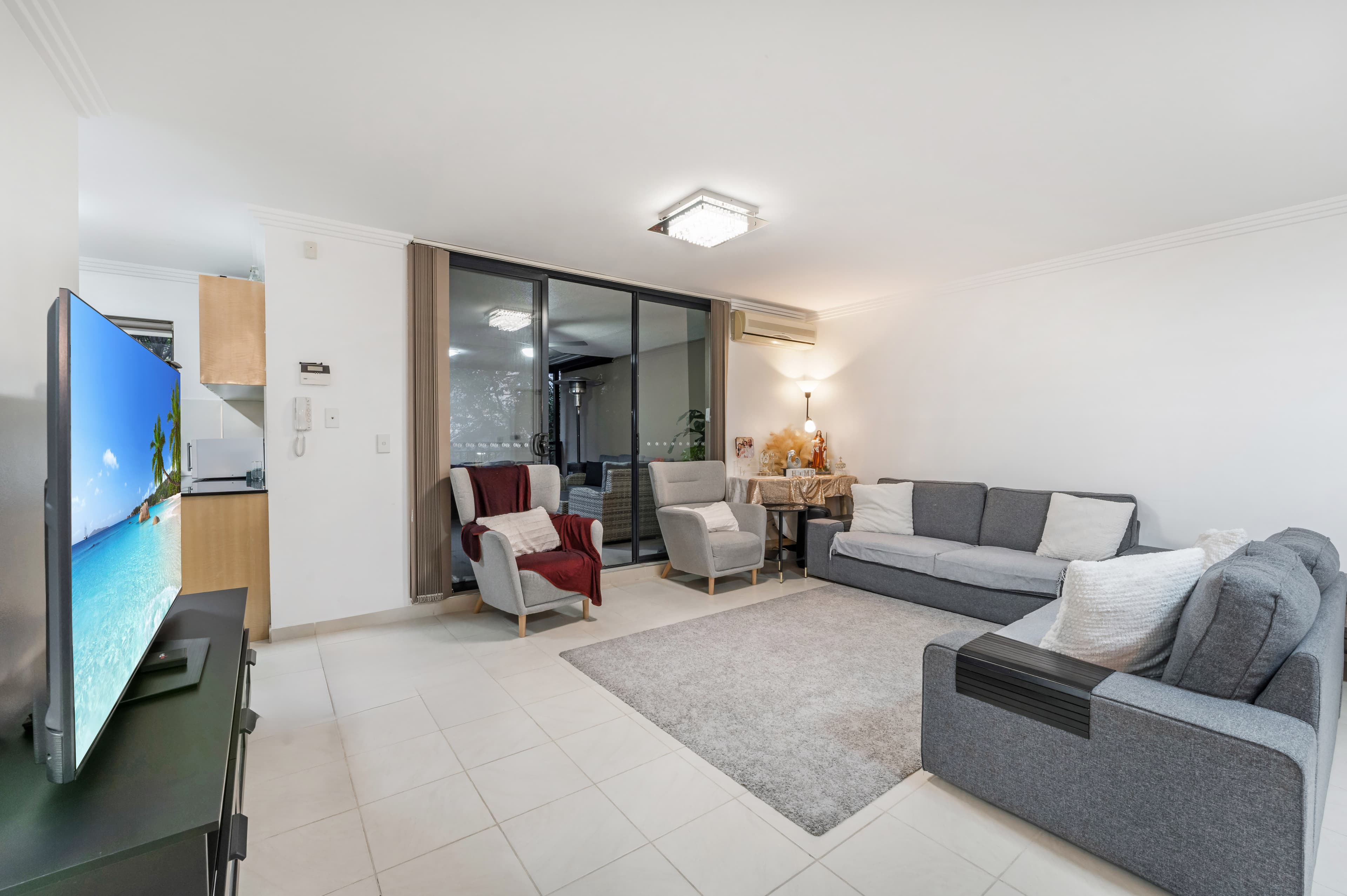 Modern Family Residence - Image 4