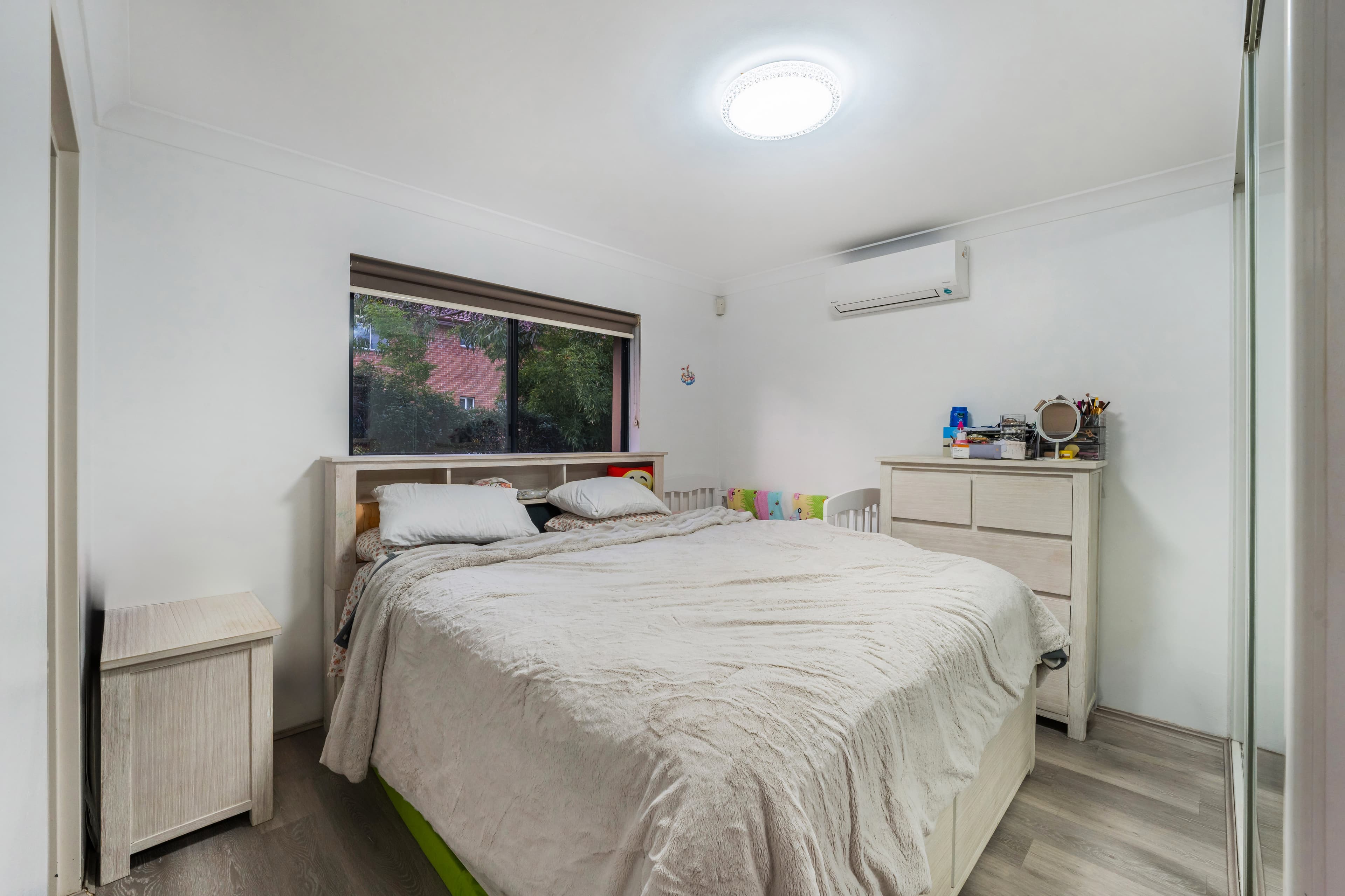 Modern Family Residence - Image 9